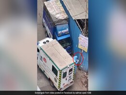 कोरोना वायरस के संदिग्ध मरीज़ को लेने आए एम्बुलेंस के स्टाफ़ ने हाथों के दस्ताने को खुले में फेंका- देखिए वायरल Video कोरोना वायरस के संदिग्ध मरीज़ को लेने आए एम्बुलेंस के स्टाफ़ ने हाथों के दस्ताने को खुले में फेंका- देखिए वायरल Video