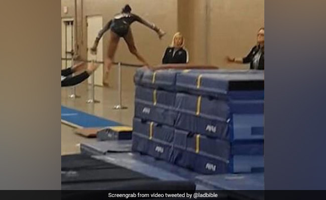 Gymnastic ट्रेनिंग के दौरान अचानक गिरी लड़की तो कोच ने ऐसे बचाई जान, देखें Viral Video