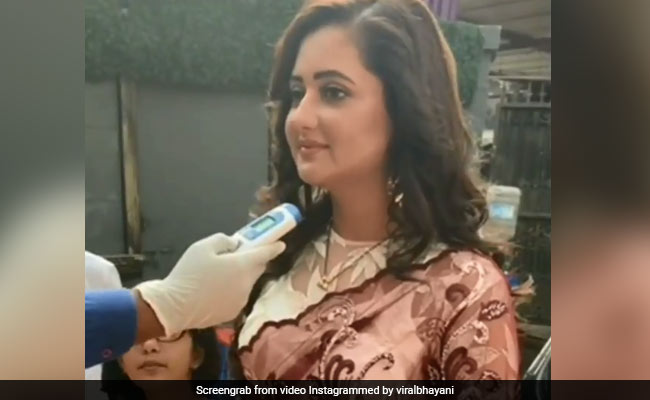 रश्मि देसाई 'नागिन' के सेट पर पहुंचीं, तो गार्ड ने बीच में ही रोक लिया और फिर...देखें Video