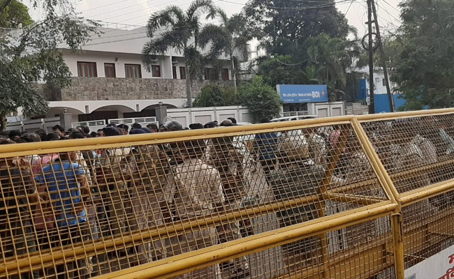 Congress Workers Clash With BJP In Bhopal Over Digvijaya Singh's Detention