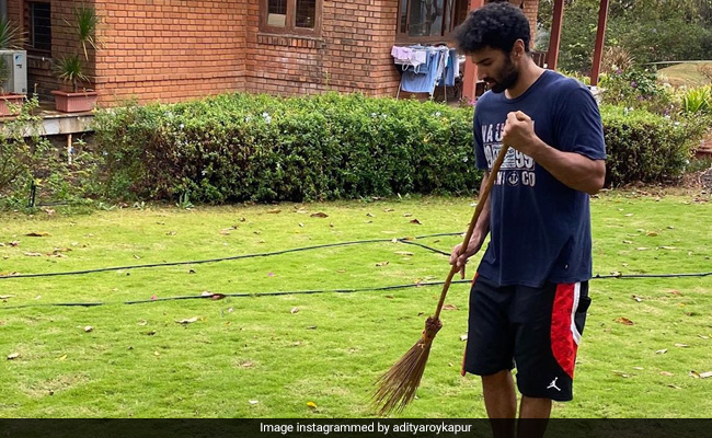 Seen Arjun Kapoor's ROFL Comment On Aditya Roy Kapur's "Plan B" Post?