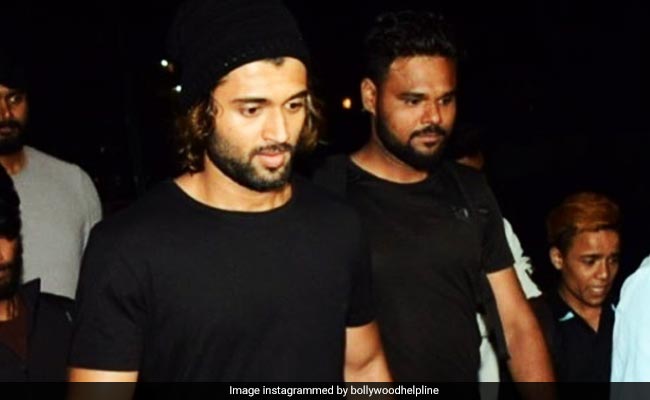 विजय देवरकोंडा का चलते-चलते फिसला पैर, गिरने से बाल-बाल बचे एक्टर- देखें Video