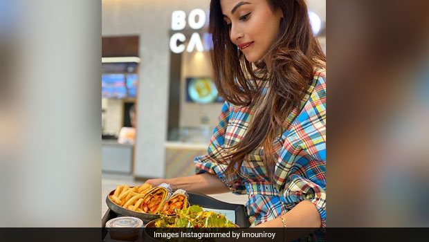 Mouni Roy Makes Mumbai's Favourite Street Food Pav Bhaji At Home (See Video)
