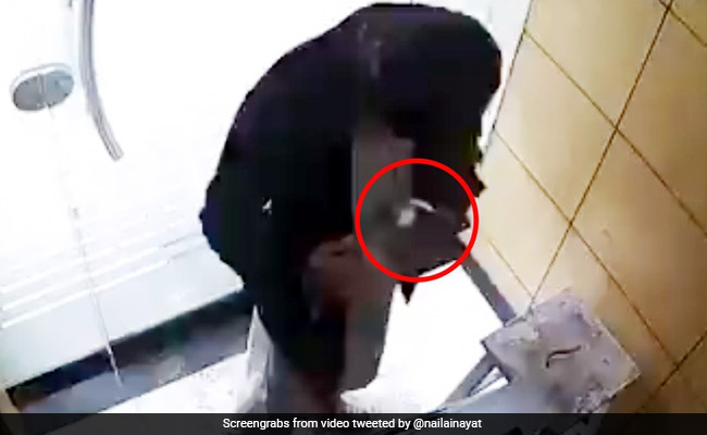 पाकिस्तान में ATM से हैंड सैनेटाइजर चुरा ले गया शख्स, भारतीयों ने ऐसे उड़ाया मजाक, देखें CCTV Video