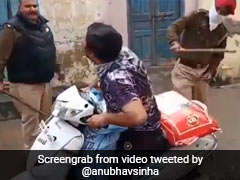 बॉलीवुड डायरेक्टर ने राशन ले जा रहे व्यक्ति को पुलिस के डंडे से पीटने पर किया ट्वीट, बोले- क्या ये कानूनी तौर पर जायज है...