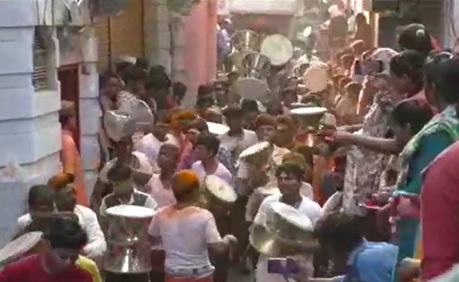 वाराणसी में रंग भरी एकादशी, काशी विश्वनाथ की गली गुलाल से हुई रंगीन