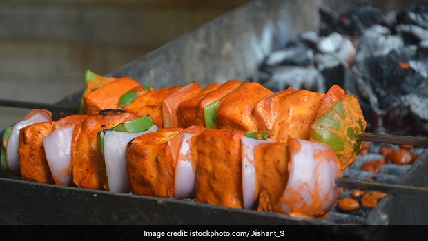 Watch: This Super Easy Paneer Tikka Can Be A Quick Starter For Your New Year Party