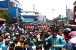 5 Days Into Lockdown, Hundreds Of Migrant Labourers Hit Streets In Kerala 5 Days Into Lockdown, Hundreds Of Migrant Labourers Hit Streets In Kerala