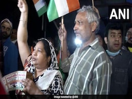 निर्भया के दोषियों की फांसी के बाद जेल के बाहर लगे 'भारत माता की जय' और 'निर्भया अमर रहे' के नारे, तिरंगा लेकर पहुंचे लोग निर्भया के दोषियों की फांसी के बाद जेल के बाहर लगे 'भारत माता की जय' और 'निर्भया अमर रहे' के नारे, तिरंगा लेकर पहुंचे लोग