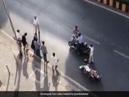 मुंबई पुलिस ने कर्फ्यू का उल्लंघन करने वालों से लगवाई उठक-बैठक, बॉलीवुड प्रोड्यूसर ने Video शेयर दिया रिएक्शन मुंबई पुलिस ने कर्फ्यू का उल्लंघन करने वालों से लगवाई उठक-बैठक, बॉलीवुड प्रोड्यूसर ने Video शेयर दिया रिएक्शन