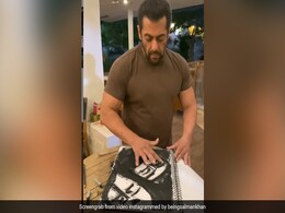 सलमान खान ने घर में कैद होकर भी दिखाया हुनर, चंद मिनट में तैयार किया शानदार स्केच- देखें Video सलमान खान ने घर में कैद होकर भी दिखाया हुनर, चंद मिनट में तैयार किया शानदार स्केच- देखें Video