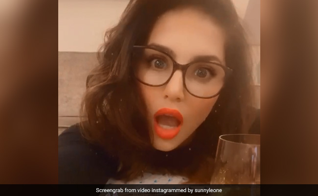 सनी लियोन को आखिर हुआ क्या, खाने की टेबल पर बैठकर करने लगीं अजीब हरकतें... देखें Video