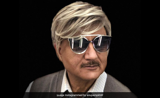 अनुपम खेर की तस्वीरें हुईं वायरल, बोले- मुझे लग रहा है कि लॉकडाउन में मेरे बाल आ जाएंगे