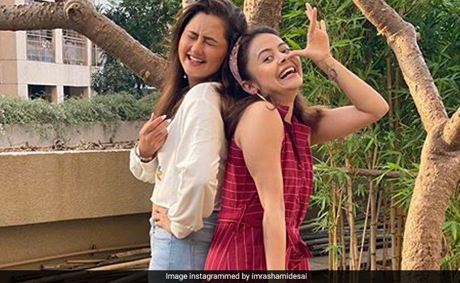 ''बिग बॉस 13'' के बाद देवोलीना से मिलीं रश्मि देसाई, देखें दोनों की रीयूनियन Pics ''बिग बॉस 13'' के बाद देवोलीना से मिलीं रश्मि देसाई, देखें दोनों की रीयूनियन Pics