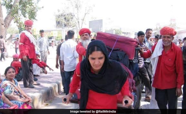 रेल मंत्रालय ने शेयर की महिला कुली की तस्वीर तो सोशल मीडिया पर छिड़ी बहस, शशि थरूर ने कहा...
