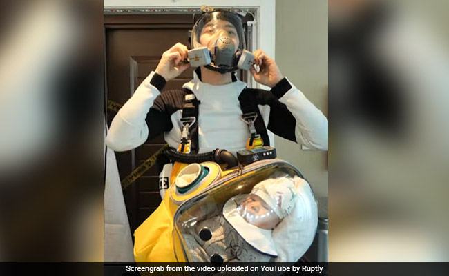 COVID-19 से बच्चे को बचाने के लिए पापा ने बनाया सेफ्टी पोड, हवा की क्वालिटी भी कर सकते हैं मॉनिटर... देख Viral Video