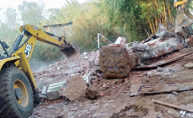 मध्य प्रदेश में BJP विधायक संजय पाठक के परिवार से जुड़े रिसॉर्ट की दीवाल प्रशासन ने ढहाई, दिग्विजय सिंह ने लगाया था विधायकों की खरीद-फरोख्त का आरोप