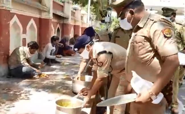 कोरोनावायरस लॉकडाउन के बीच भूखों को खाना खिला रही लखनऊ पुलिस