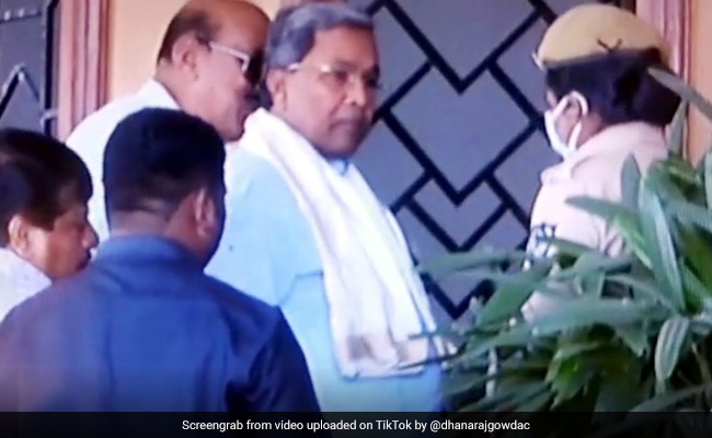 TikTok Viral Video: कांग्रेस नेता  सिद्धारमैया के साथ पुलिसकर्मी ने किया कुछ ऐसा, देखकर हैरान रह गए लोग