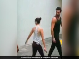 रणबीर कपूर के साथ सेल्फ आइसोलेशन में आलिया भट्ट का Video हुआ वायरल, कैमरे से बचते आए नजर... रणबीर कपूर के साथ सेल्फ आइसोलेशन में आलिया भट्ट का Video हुआ वायरल, कैमरे से बचते आए नजर...