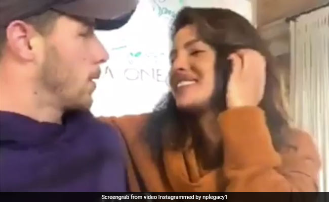 प्रियंका चोपड़ा और निक जोनास का आइसोलेशन में भी दिखा रोमांटिक अंदाज, जमकर Viral हो रहा Video