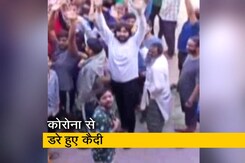 रोहिणी जेल में कोरोना से डरे कैदियों का प्रशासन के खिलाफ हंगामा रोहिणी जेल में कोरोना से डरे कैदियों का प्रशासन के खिलाफ हंगामा