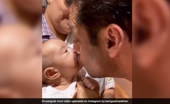 सलमान खान भांजी आयत पर यूं प्यार लुटाते आए नजर, बार-बार देखा जा रहा Video