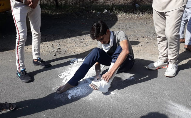 कोरोनावायरस लॉकडाउन : मजदूर ने सड़क पर बैठ खुद काटा टूटे पैर का प्लास्टर, और निकल पड़ा सैंकड़ों KM दूर अपने गांव - देखें VIDEO