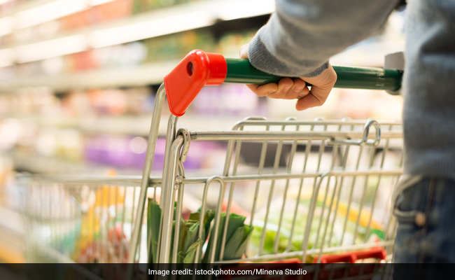 शख्स ने मस्ती में खाने-पीने के सामान पर खांसा तो पुलिस ने पकड़कर किया ऐसा, बोले- 'लोग मर रहे हैं और...'