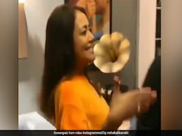नेहा कक्कड़ ने इस शख्स को मारा जोरदार तमाचा, तभी पीछे से बजा 'गोवा वाले बीच पे'... देखें Video नेहा कक्कड़ ने इस शख्स को मारा जोरदार तमाचा, तभी पीछे से बजा 'गोवा वाले बीच पे'... देखें Video