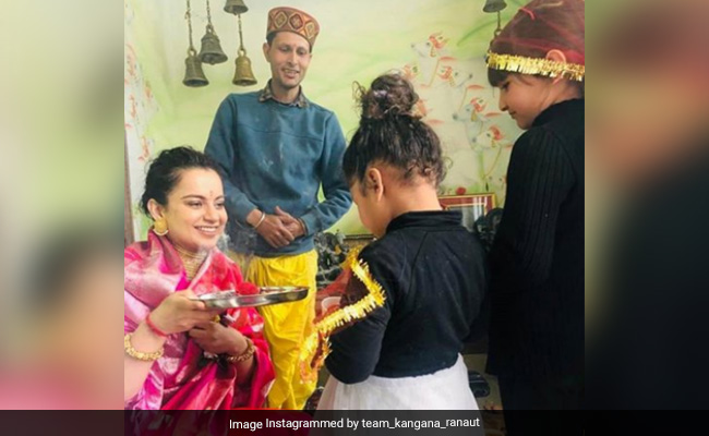 Coronavirus: सोशल डिस्टेंसिंग के बजाए कंगना रनौत ने बर्थडे पर रखी पूजा, लोगों ने किया जमकर ट्रोल
