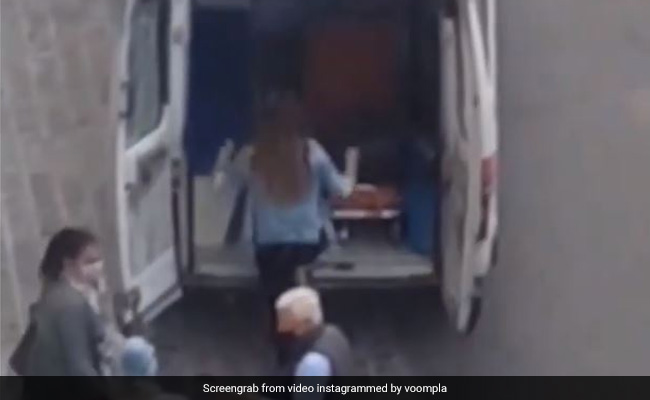 कनिका कपूर का Video हुआ वायरल, लखनऊ में यूं ले जाई गईं अस्पताल