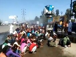 बरेली में मजदूरों पर छिड़की गई कोरोना से बचाव की दवा, तो बॉलीवुड डायरेक्टर बोले- जानवरों से भी बुरा बर्ताव... बरेली में मजदूरों पर छिड़की गई कोरोना से बचाव की दवा, तो बॉलीवुड डायरेक्टर बोले- जानवरों से भी बुरा बर्ताव...