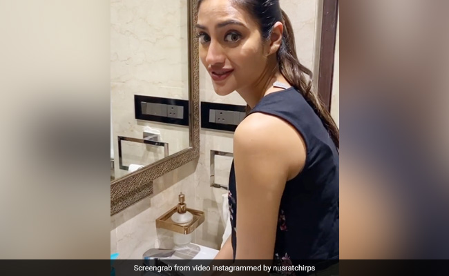 Nusrat Jahan ने हाथ धोते वक्त बहाया इतना पानी, लोग करने लगे Troll, बोले- 'नल तो बंद करो मैडम...' देखें Video