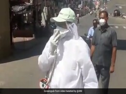 पश्चिम बंगाल : ममता बनर्जी के मंत्री ने पहना कोरोनावायरस 'रक्षा कवच', सड़क पर घूम-घूमकर लोगों से लॉकडाउन में घर पर रहने को बोले पश्चिम बंगाल : ममता बनर्जी के मंत्री ने पहना कोरोनावायरस 'रक्षा कवच', सड़क पर घूम-घूमकर लोगों से लॉकडाउन में घर पर रहने को बोले