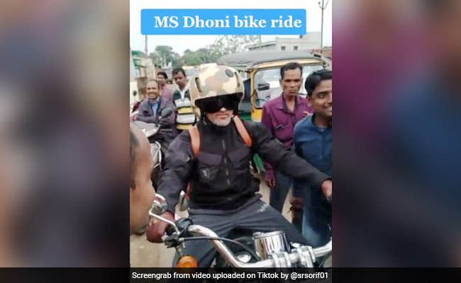 एमएस धोनी बाइक पर निकले घूमने तो घेर लिया लोगों ने, सेल्फी लेने आया फैन तो बोले- 'चलो, चलो...' देखें Video