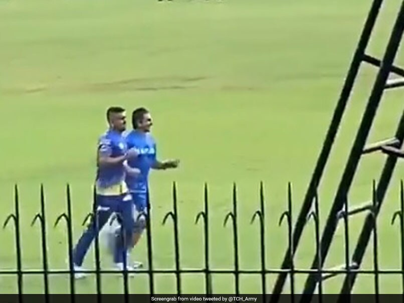 IPL 2020: प्रैक्टिस के दौरान सुरक्षा घेरा तोड़कर धोनी से हाथ मिलाने पहुंचा फैन, फिर हुआ ऐसा...
