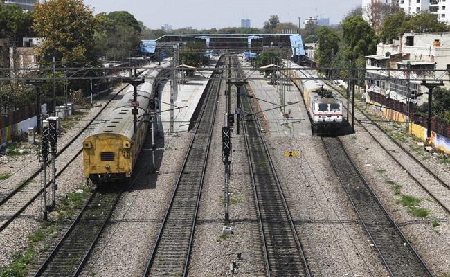 Coronavirus का कहर: कई राज्यों में Lockdown, ट्रेन सेवाएं भी बंद, अब तक 7 की मौत - 10 बातें