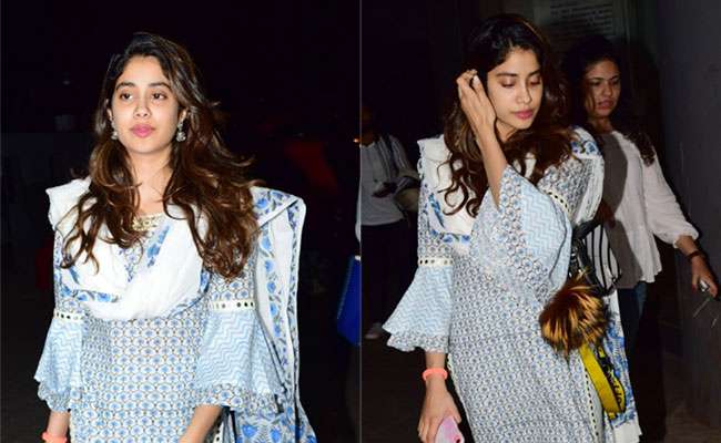 In Yet Another Pretty Salwar Suit, Janhvi Kapoor Sets Ethnic Goals