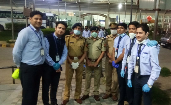 जब लखनऊ पुलिस रात भर मुसाफिरों को घर पहुंचाती रही