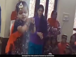 सपना चौधरी के गाने पर बच्ची ने टेबल पर चढ़कर लगाए ऐसे ठुमके, Video देख हैरान रह जाएंगे आप सपना चौधरी के गाने पर बच्ची ने टेबल पर चढ़कर लगाए ऐसे ठुमके, Video देख हैरान रह जाएंगे आप