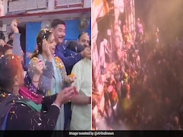 Holi 2020: Coronavirus के चलते पंजाब में इस तरह मनाई गई होली, तो मथुरा में जश्न मनाते दिखे लोग, देखें Video Holi 2020: Coronavirus के चलते पंजाब में इस तरह मनाई गई होली, तो मथुरा में जश्न मनाते दिखे लोग, देखें Video