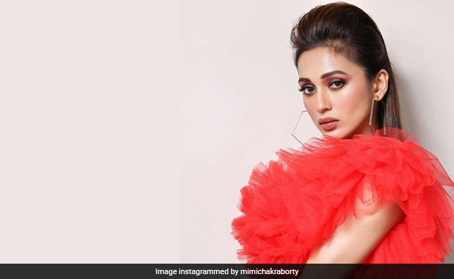 कोरोनावायरस: TMC सांसद और एक्ट्रेस मिमि चक्रवर्ती पर इंग्लैंड से लौटीं, अब 7 दिन रहना पड़ेगा परिवार से दूर