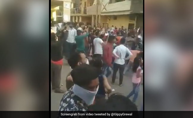 जनता कर्फ्यू में सड़क पर निकलकर नाचने लगे लोग तो गिप्पी ग्रेवाल का फूटा गुस्सा, बोले- सच में...