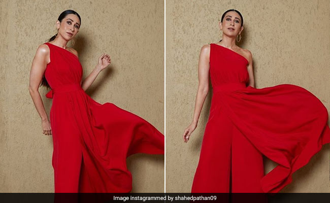 रेड जंपसूट में नजर आईं करिश्मा कपूर, देखें ये शानदार Pics