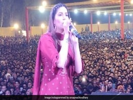 सपना चौधरी ने धमाकेदार डांस से फैन्स को किया हैरान, देसी क्वीन का Video हुआ वायरल सपना चौधरी ने धमाकेदार डांस से फैन्स को किया हैरान, देसी क्वीन का Video हुआ वायरल