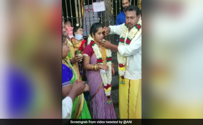 Tamil Nadu Couple Marries At Temple Doorstep Amid COVID-19 Lockdown