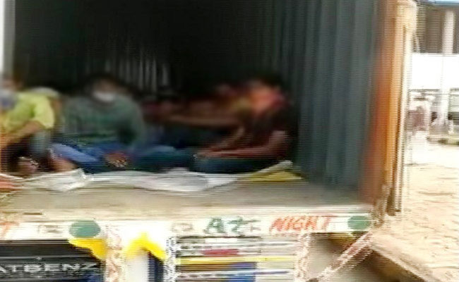 लॉकडाउन के बीच ट्रकों में छुपकर जा रहे थे 300 मजदूर, पुलिस ने रोकी गाड़ी और खोला कंटेनर तो फिर...