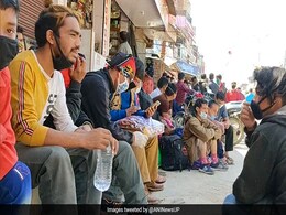 Thousands Of Indian, Nepalese Migrant Workers Stranded At Border Amid Lockdown Thousands Of Indian, Nepalese Migrant Workers Stranded At Border Amid Lockdown