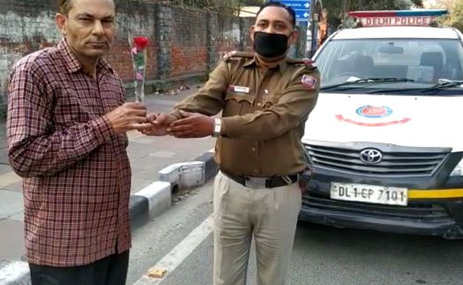 "Please Stay At Home": Delhi Police Hand Out Roses Amid "<i>Janata</i> Curfew"
